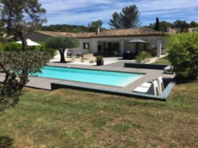 Villa au coeur de la pinède avec piscine privée